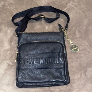 STEVE MADDEN BLACK CROSS OVER PURSE